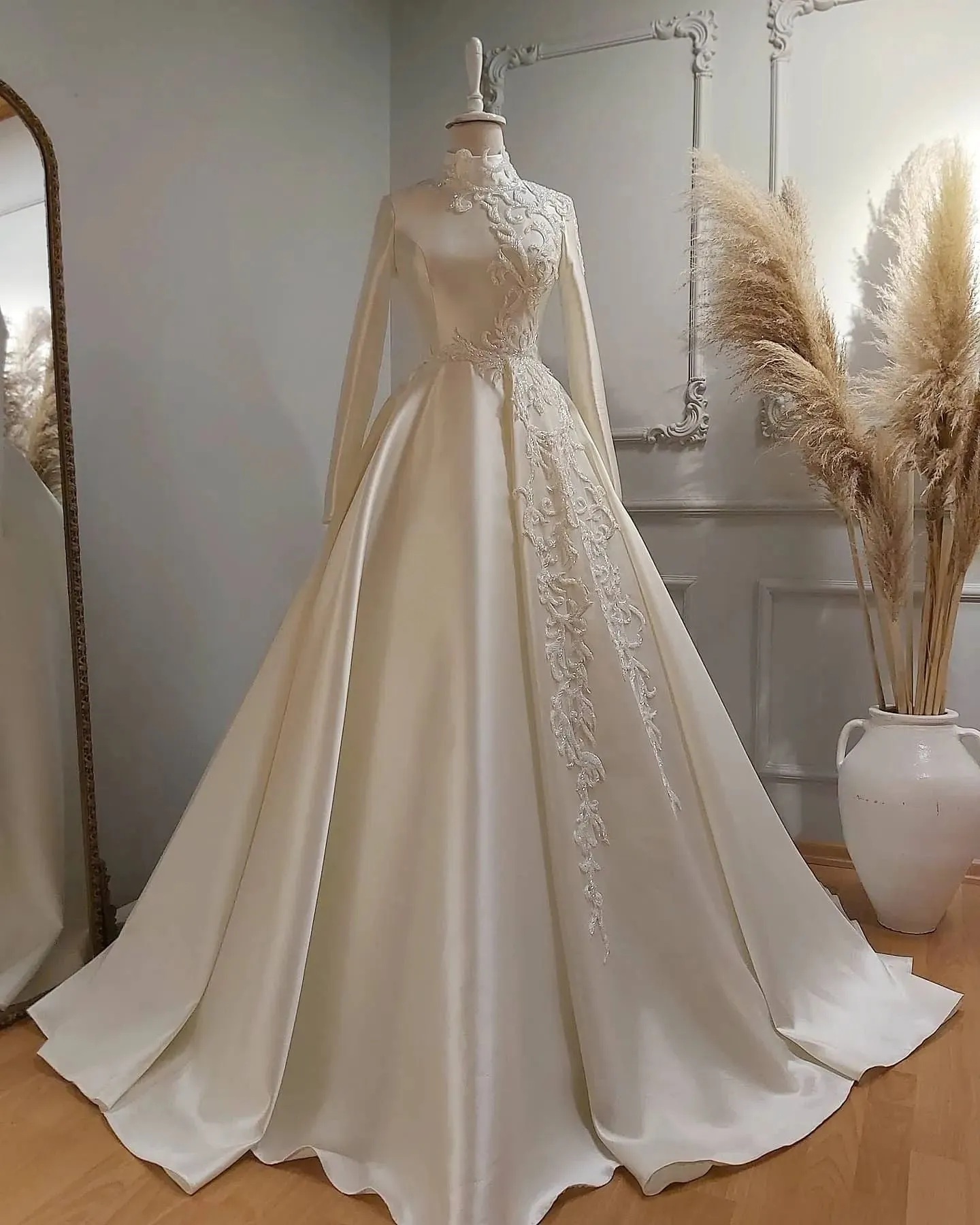 Elegant Satin Wedding Dress Muslim Bridal Gown Heavy Beading High Neck Long Sleeves A Line Saudi Arabic Robe De Mariee