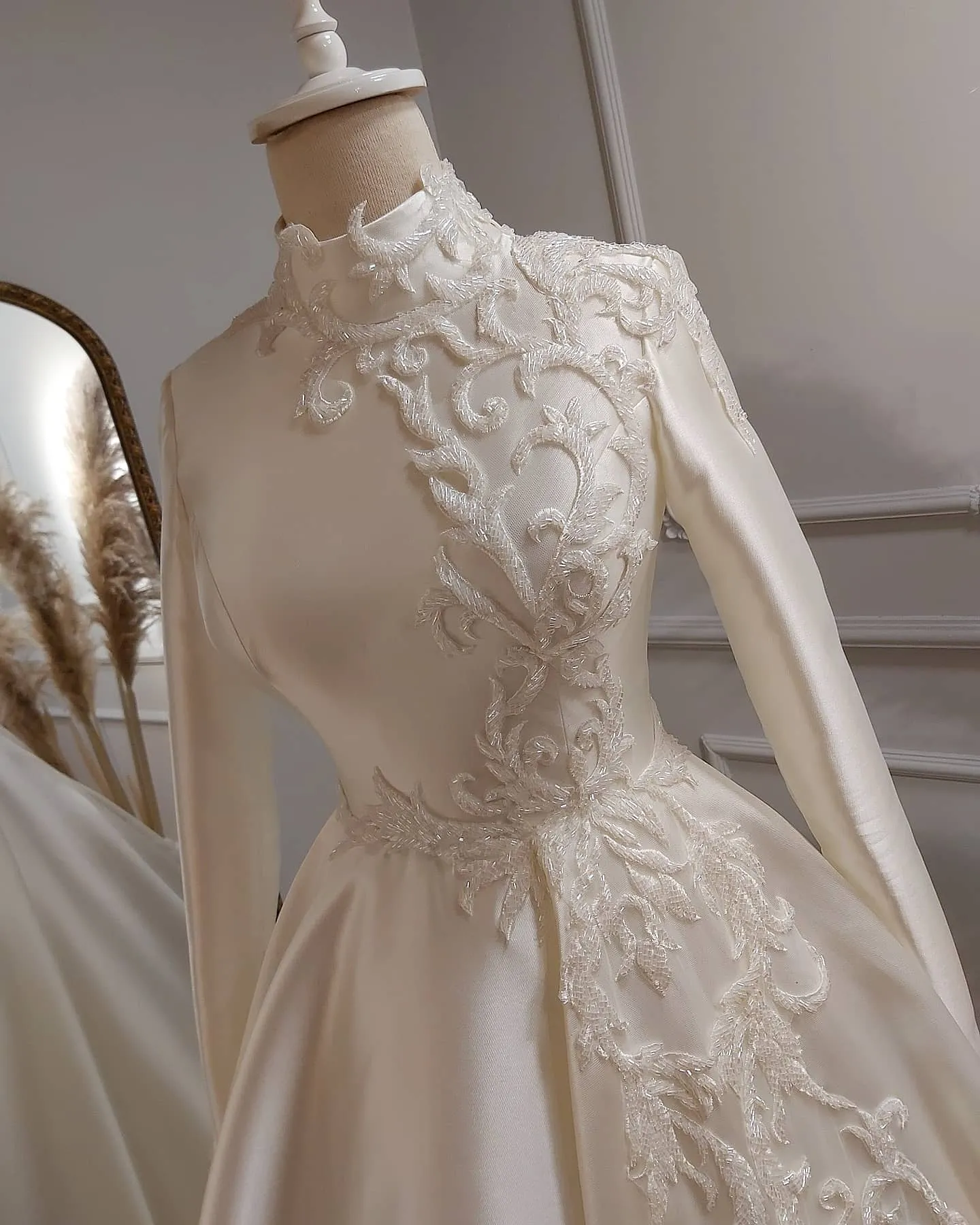 Elegant Satin Wedding Dress Muslim Bridal Gown Heavy Beading High Neck Long Sleeves A Line Saudi Arabic Robe De Mariee