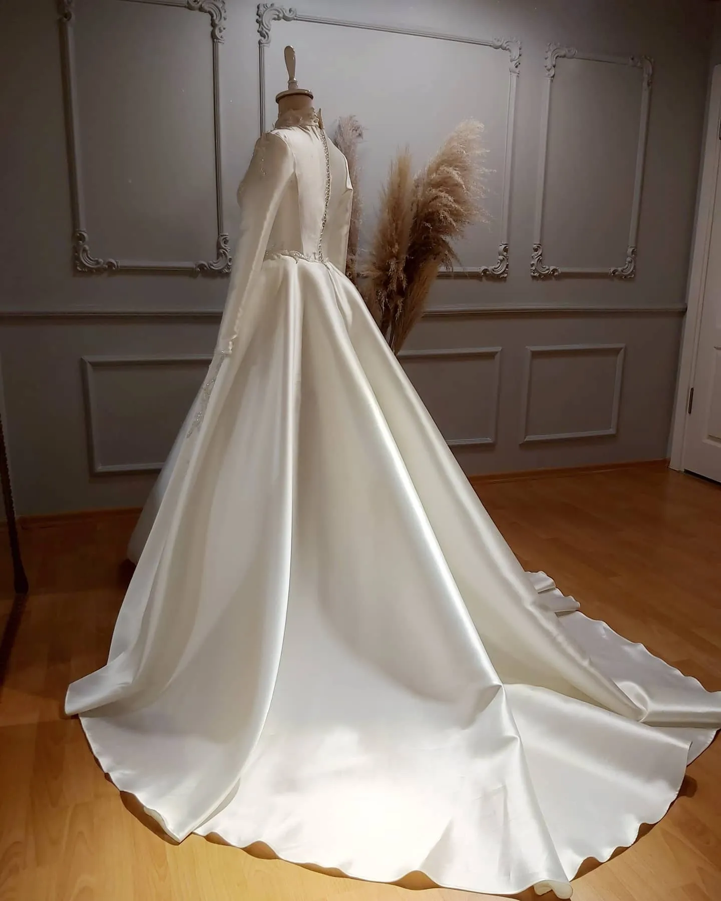 Elegant Satin Wedding Dress Muslim Bridal Gown Heavy Beading High Neck Long Sleeves A Line Saudi Arabic Robe De Mariee