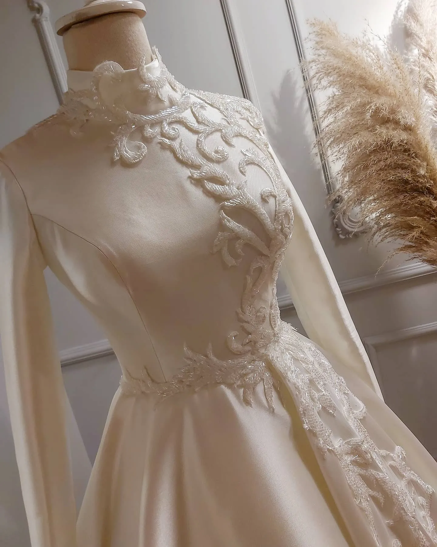 Elegant Satin Wedding Dress Muslim Bridal Gown Heavy Beading High Neck Long Sleeves A Line Saudi Arabic Robe De Mariee