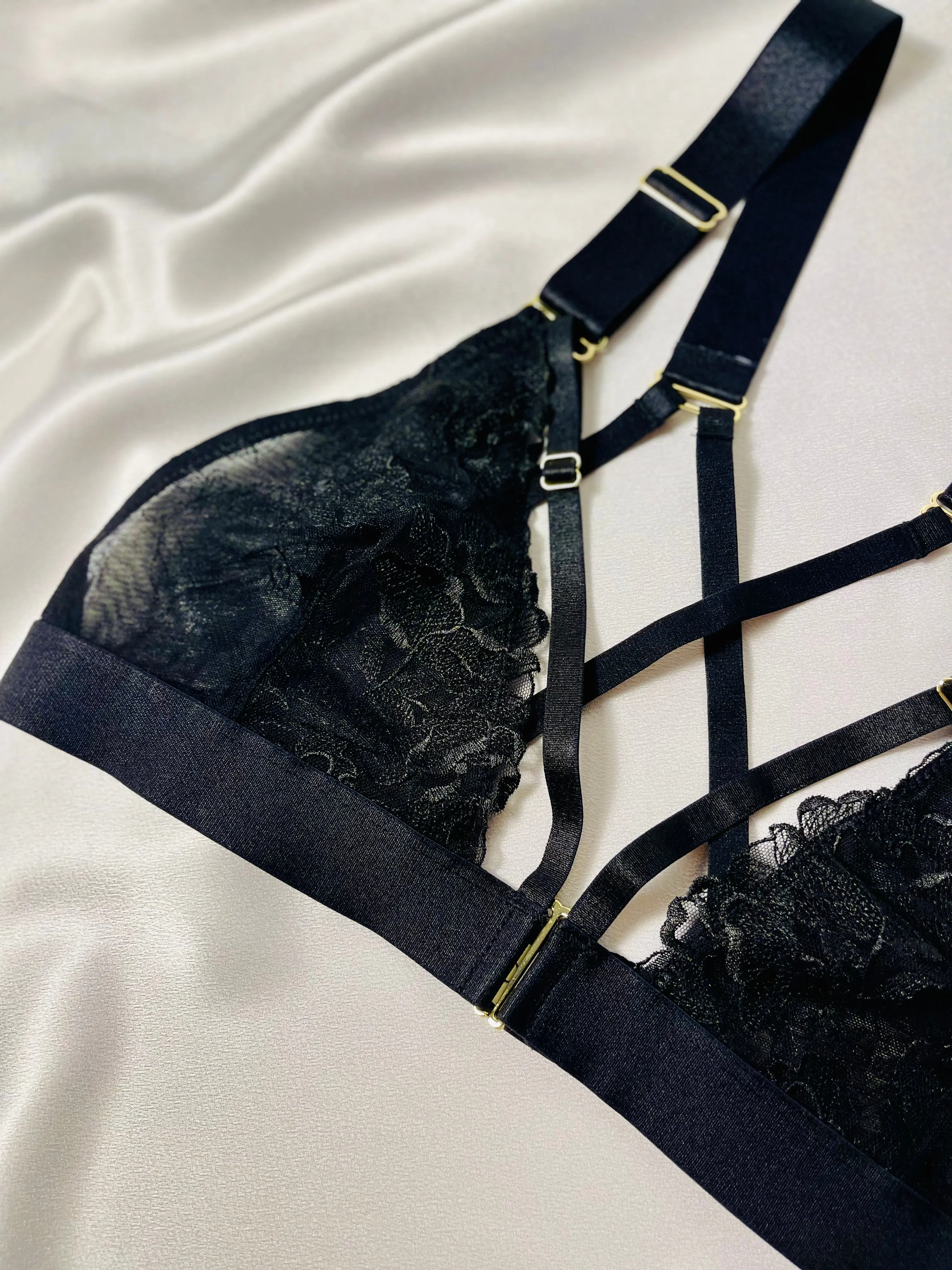 EMBROIDERED TRIANGLE BRALETTE